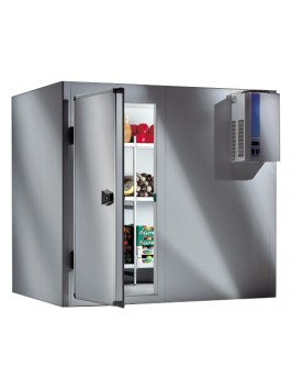 Cella frigo con porta standard, pavimento, scaffallatura interna e monoblocco accavallato.